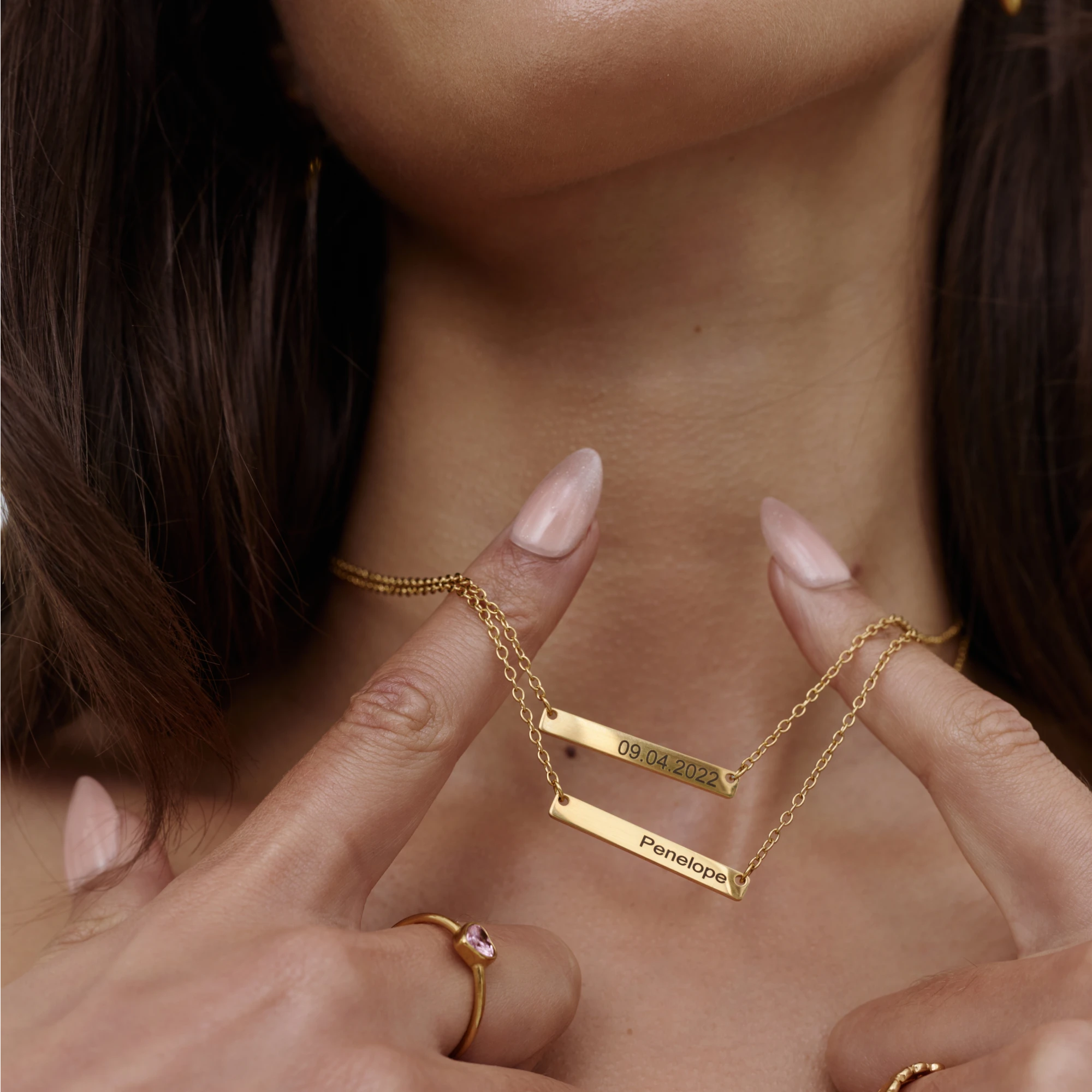 engravable-bar-necklace-model-1.png